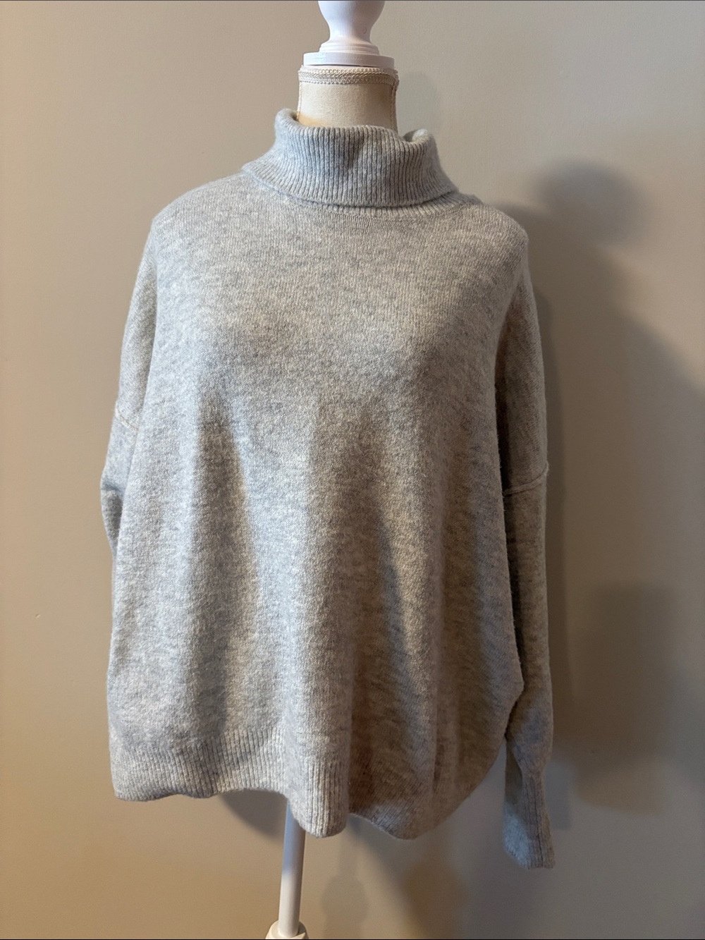 Vince Camuto Light Gray Turtle Neck Long Sleeve Slouchy Sweater. Size XL